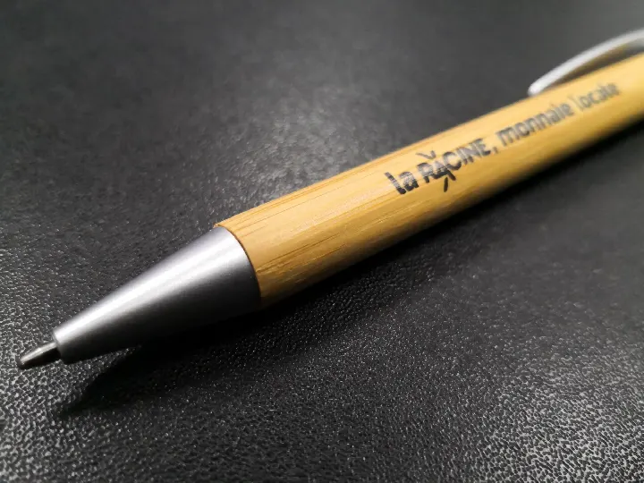 Stylo en bambou personnalisé